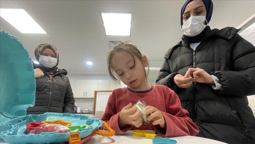 Hemşirelik fakültesi öğrencileri, hastanede tedavi gören çocukları oyuncaklarla sevindirdi