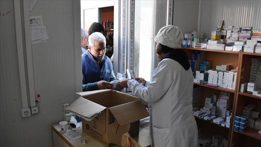 Depremzede ve gönüllü eczacılar meslek dayanışmasıyla ilaç hizmeti veriyor