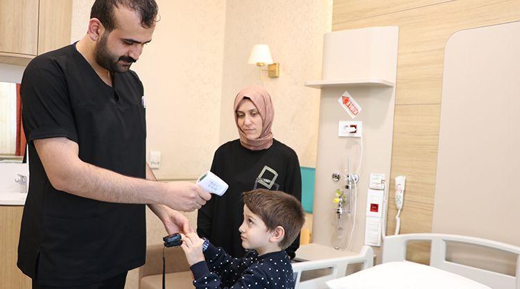 Çakmakla oynarken kıyafeti tutuşan 4 yaşındaki Kerem, Erzurum Yanık Merkezinde sağlığına kavuştu