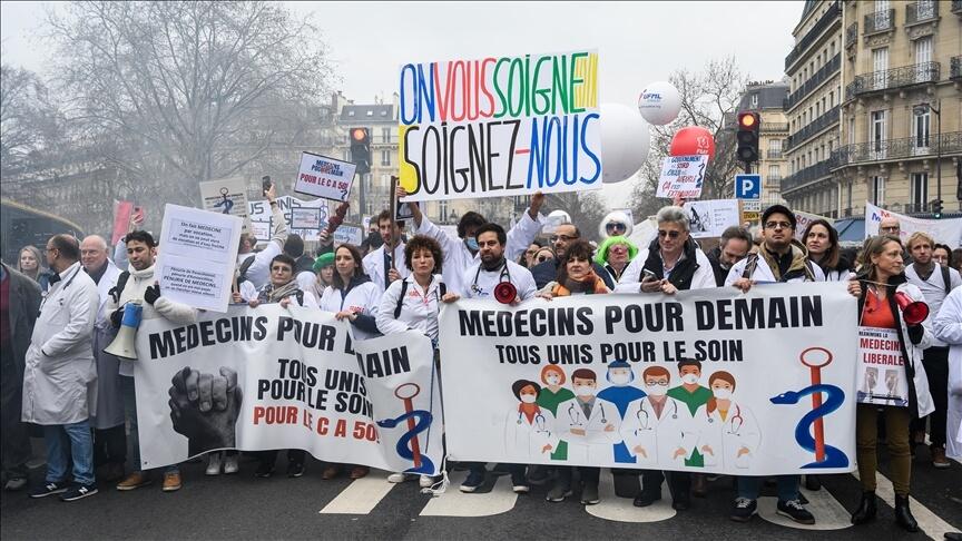 Fransa’da pratisyen hekimler, çalışma koşullarının iyileştirilmesi için gösteri düzenledi