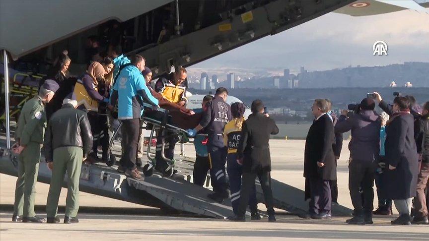 Gazzeli hastaları taşıyan uçak Ankara'ya indi.. Bakan Koca: Yeni bir tahliye planlıyoruz