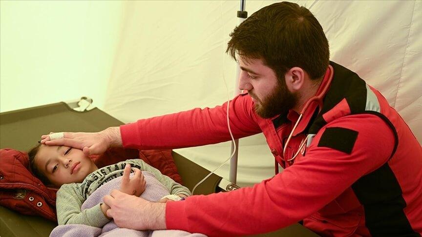 Deprem bölgesine giden gönüllü doktorlar 2 binden fazla kişiyi tedavi etti