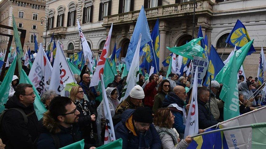 İtalya'da doktor ve hemşireler bütçe kesintilerini protesto etti