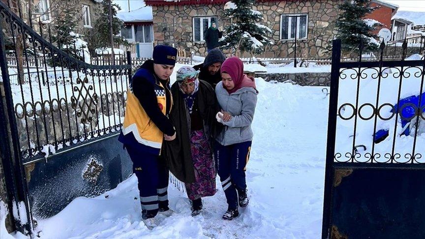 Ardahan'da yolu kardan kapanan köydeki hastalar ekiplerin çalışmasıyla hastaneye ulaştırıldı