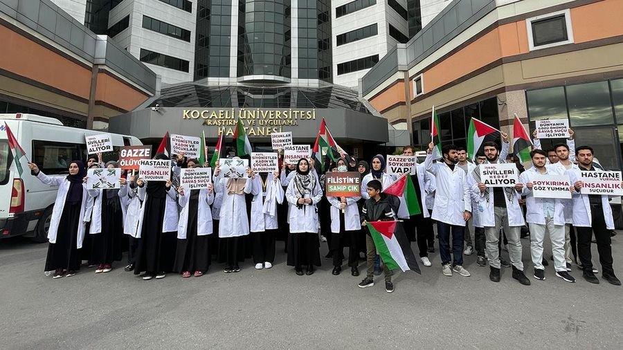 Kocaeli'de sağlık çalışanları, İsrail'in Gazze'ye saldırılarını protesto etti