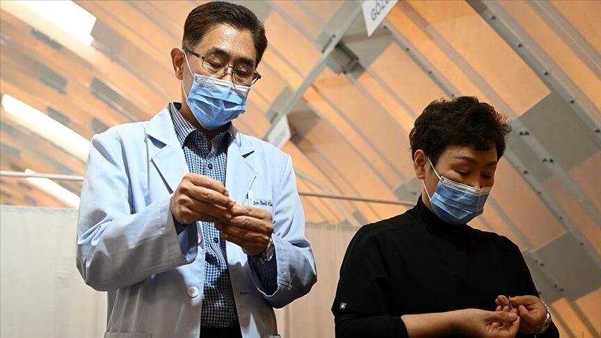 İskenderun'a yardıma gelen Güney Koreli çift, depremzedelere akupunktur tedavisi uyguluyor