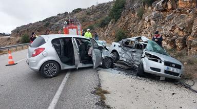 Isparta'da görev dönüşü feci kaza: 1 ölü, başhekim ile 3 sağlık çalışanı yaralı