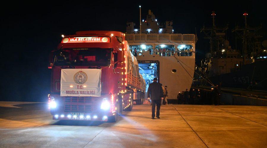 Tıbbi malzeme ve ambulanslar askeri gemilerle yola çıktı