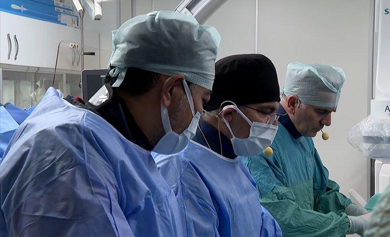 Türk kardiyologlarca yapılan anjiyografik kalp operasyonlarını yabancı hekimler canlı izledi