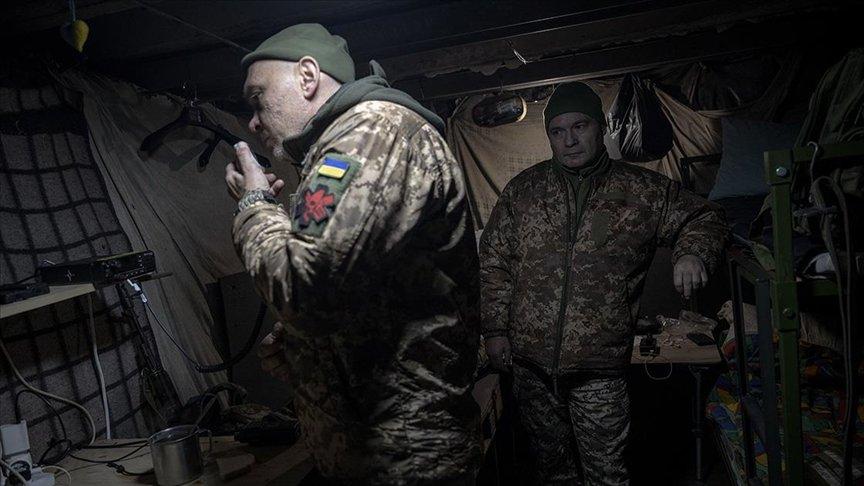 Ukraynalı sağlık ekipleri yaralı askerlere ilk yardımı sağlamak için hayatlarını riske atıyor