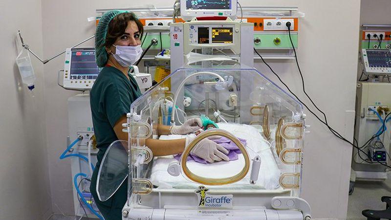 Van'da 24 haftalıkken dünyaya gelen 500 gramlık bebek sağlık çalışanlarının çabasıyla büyüyor