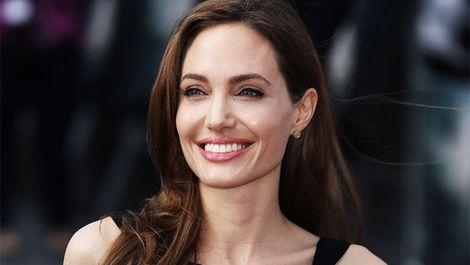 Angelina Jolie bu kez de yumurtalıklarını aldırdı
