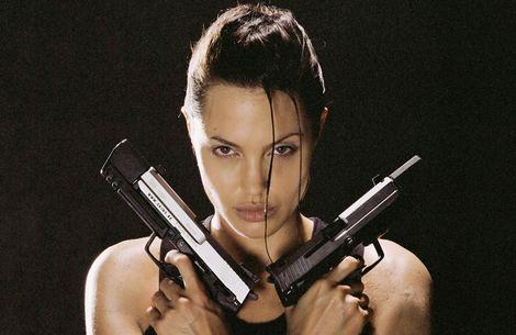 Angelina Jolie yine bıçak altına yatıyor