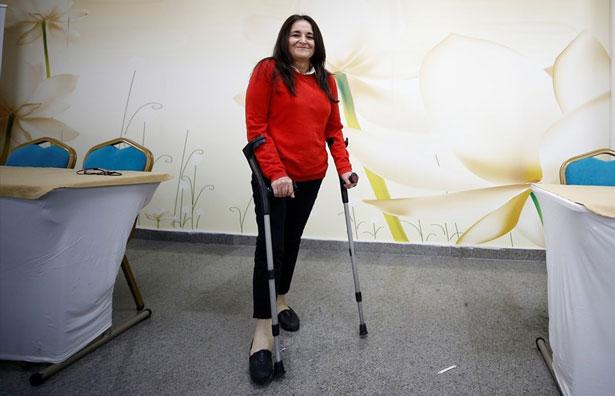 Yürüme engelli doktor Hülya kanserle mücadelesindeki deneyimlerini hastalara aktarıyor