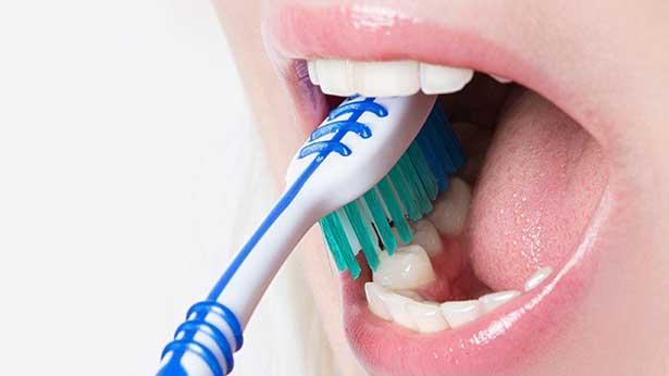  Farklı elle diş fırçalamak beyni güçlendiriyor