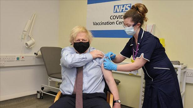 Başbakan ülkesinin tartışmalı aşısına güveni artırmak için aşı oldu!