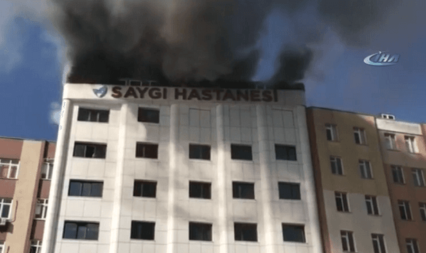 İstanbul'da özel bir hastanenin çatısında yangın çıktı... Olay yerine itfaiye sevk edildi 